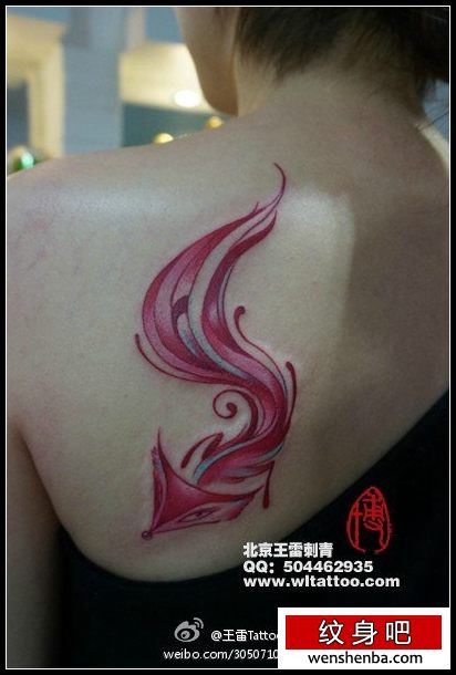 女人肩背漂亮精致的粉色狐狸纹身