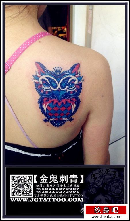 女人肩背个性权威的一枚猫头鹰纹身