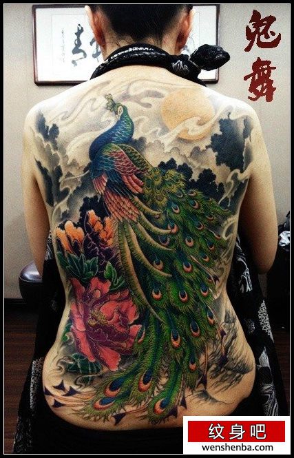 靓女背部漂亮精致的满背孔雀纹身