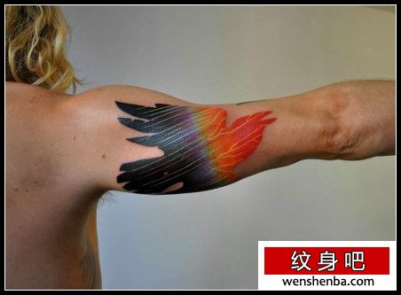 手臂时髦时髦的一枚彩色图腾乌鸦纹身