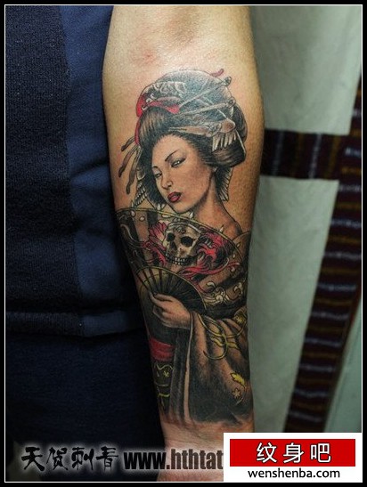 男性手臂漂亮的靓女艺妓纹身