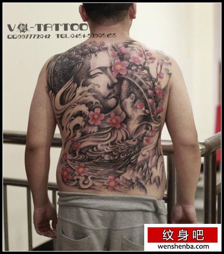 男性后背权威的满背黑灰佛头纹身