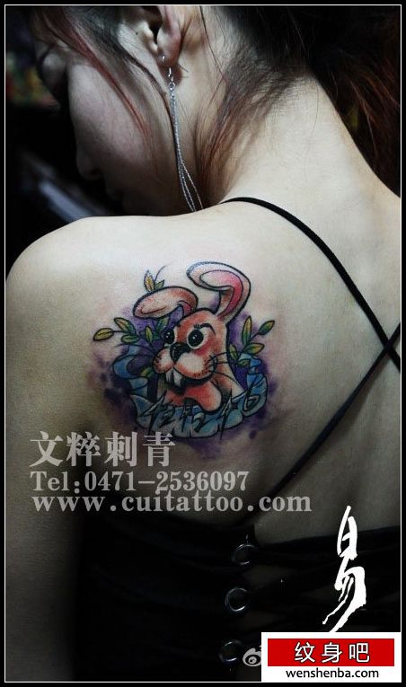 女人肩背个性时髦的一枚小兔子纹身