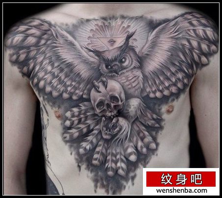 男性前胸帅气的黑灰猫头鹰纹身