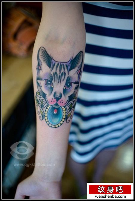 女人手臂个性权威的school风格的猫咪纹身