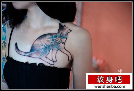 女人前胸个性权威的一枚猫咪纹身