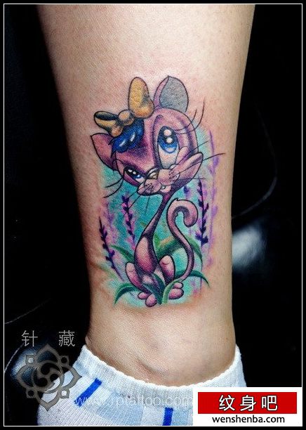 女人腿部个性时髦的彩色猫咪纹身