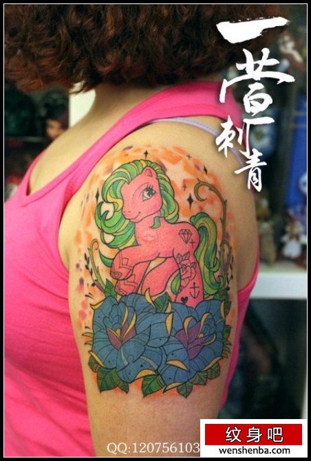 女人手臂漂亮精致的彩色小天马纹身