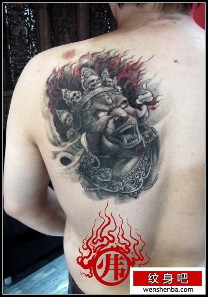 男性后肩背个性权威的大黑天菩萨纹身