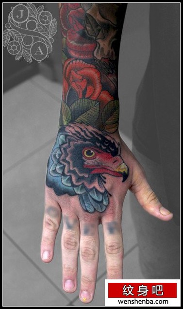 手背一枚时尚的鹰头纹身
