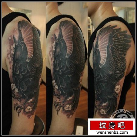 男性手臂一枚时髦的乌鸦纹身