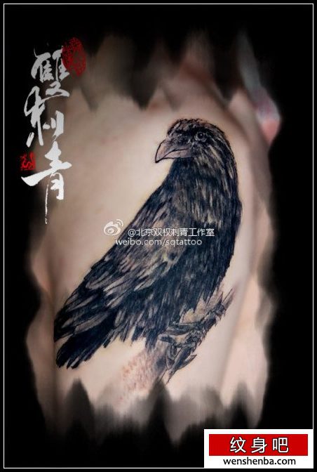 手臂权威时髦的乌鸦纹身