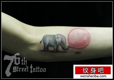 女人手臂可爱的吹气球的小象纹身