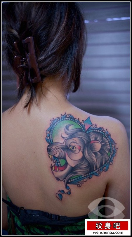 女人肩背时尚的狮头纹身