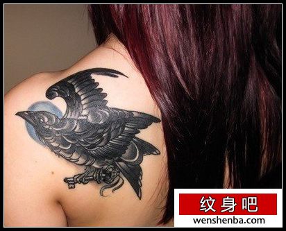 女人肩背时髦时髦的黑灰乌鸦纹身