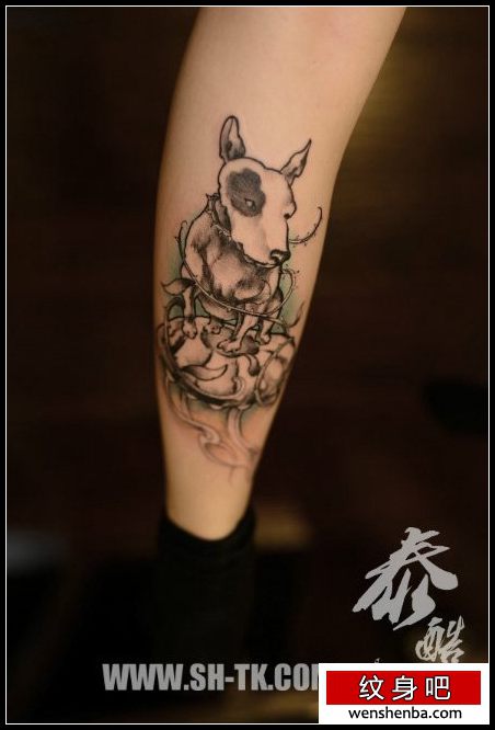 腿部时髦权威的一枚牛头梗纹身