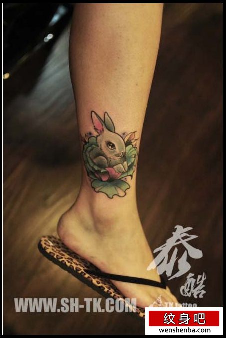 女人腿部很可爱的一枚小兔子纹身