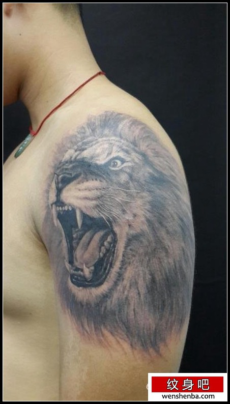 男性手臂时髦帅气的狮头纹身