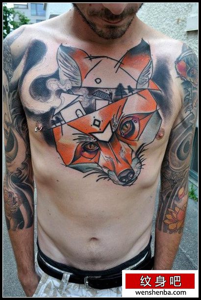 男性前胸时髦权威的狐狸纹身