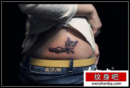 女人腰部可爱可爱的狐狸纹身