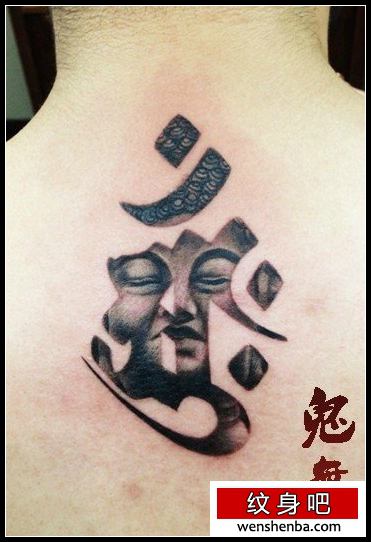 后背时髦个性的一枚梵文与佛头纹身