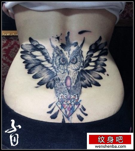 腰部个性时髦的猫头鹰纹身