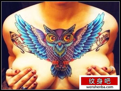 女人胸前精致时髦的猫头鹰纹身