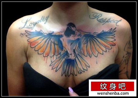 女人前胸权威很帅的一枚鸽子纹身