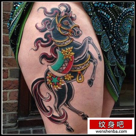 腿部时髦权威的马纹身