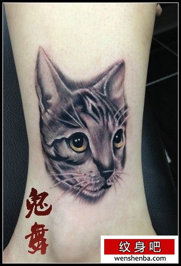 女人脚踝处可爱的小猫咪纹身