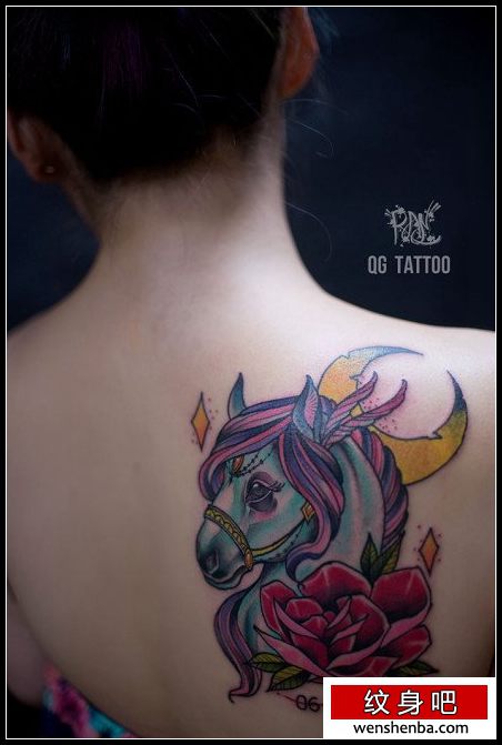 女人肩背时髦权威的马纹身