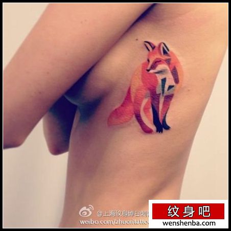 靓女侧胸一枚概念风格的狐狸纹身