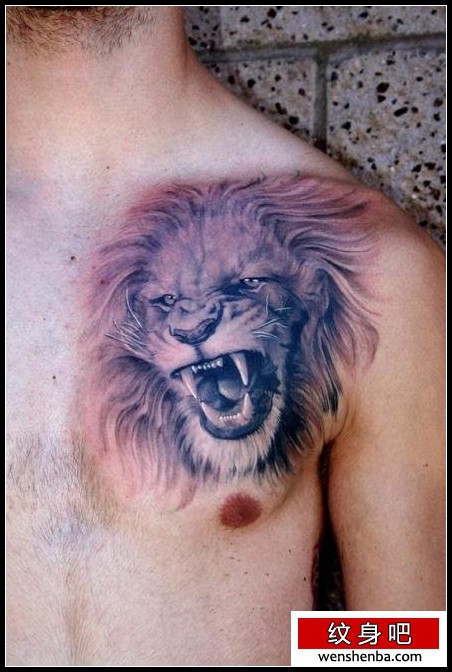 男性胸前帅气时髦的狮头纹身
