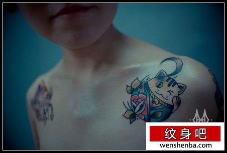 肩膀处可爱的不倒翁猫咪纹身