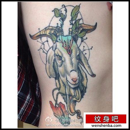 侧腰一枚权威的羊头纹身
