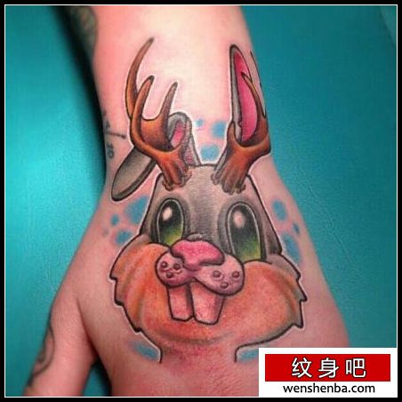 手背上一枚卡通兔子纹身分享