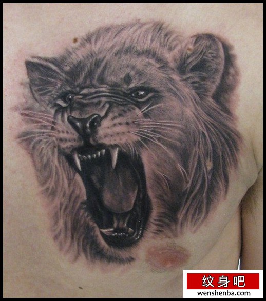 胸口上一枚威猛的狮子头纹身