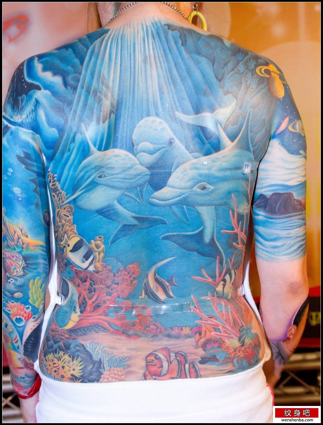 介绍一枚满背的海洋世界纹身
