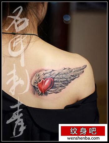 靓女肩背漂亮的爱心翅膀纹身