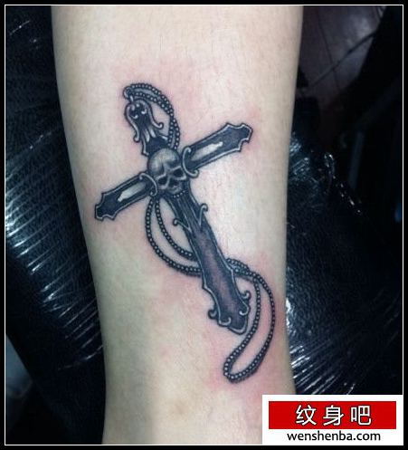 腿部时髦精致的一张十字架纹身