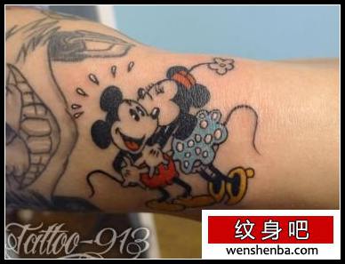 手臂可爱的卡通米老鼠纹身
