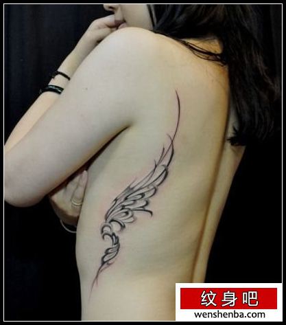 靓女侧胸精致的藤蔓翅膀纹身