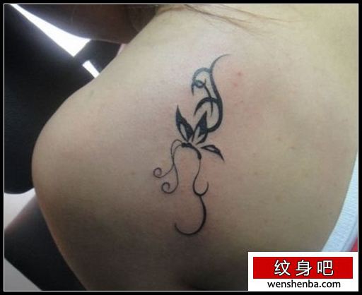 女人肩背可爱的图腾蝴蝶纹身