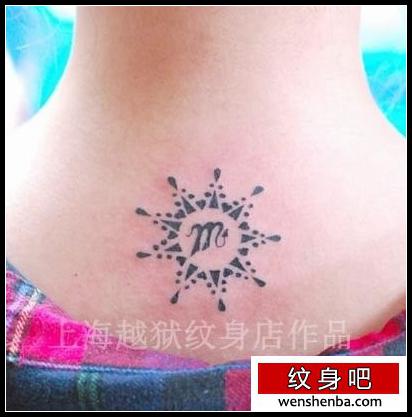 女人背部图腾天蝎座与太阳纹身