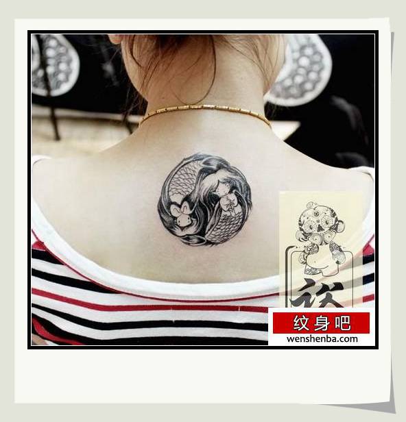 女人背部一张双鱼座纹身