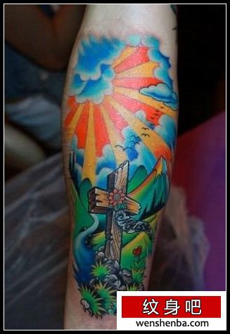 手臂一张艳丽的彩色十字架纹身