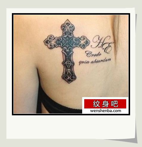 女人肩背一张黑白十字架纹身