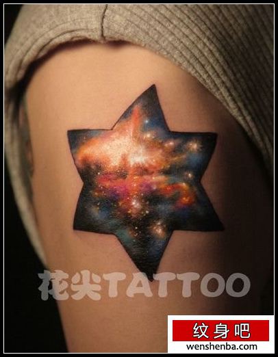 手臂一张六芒星与星空纹身