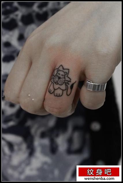 女人手指一张小狮子狮子座纹身