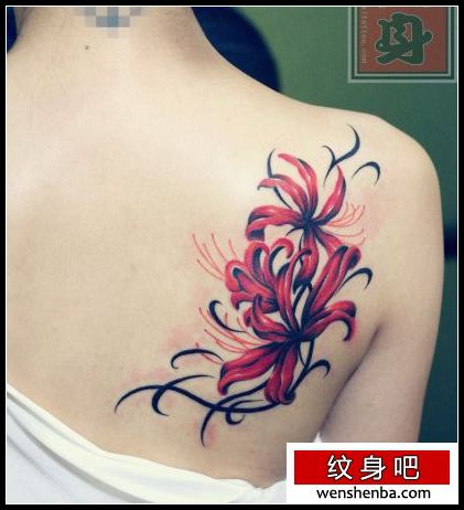女人肩背精致的彼岸花纹身图案